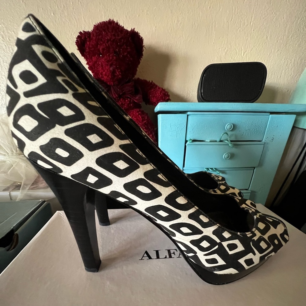 Alfani peep toe heels/pump